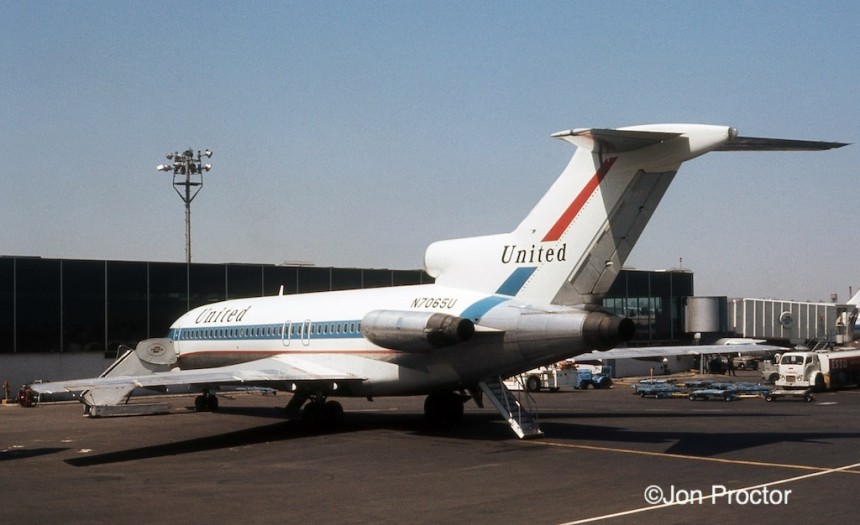 727-22 N7065U LGA 04-1972-p